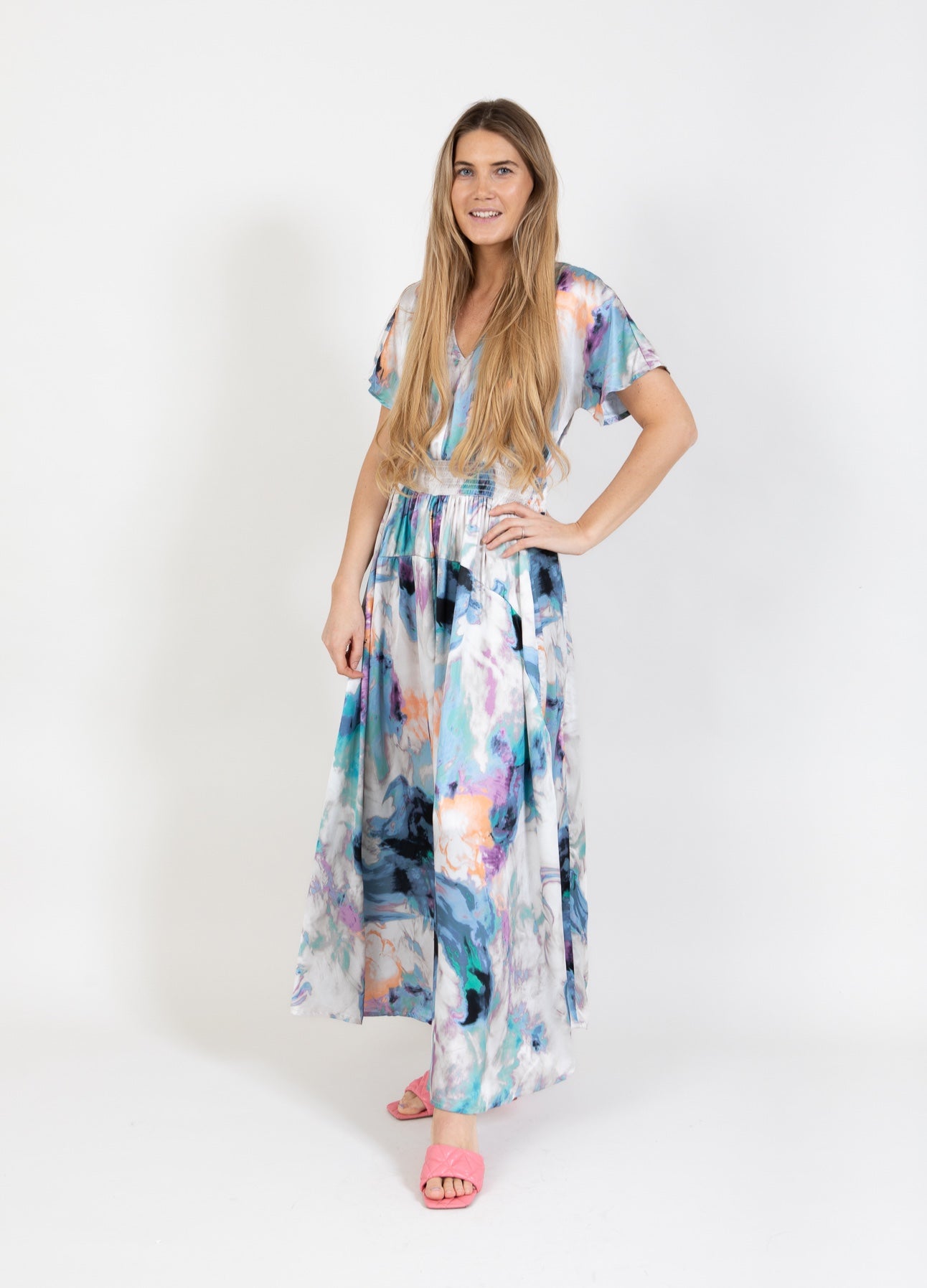 Coster Copenhagen KLEID MIT GESMOKTER TAILLE IM WIRBELMUSTER Dress Swirl print - 932