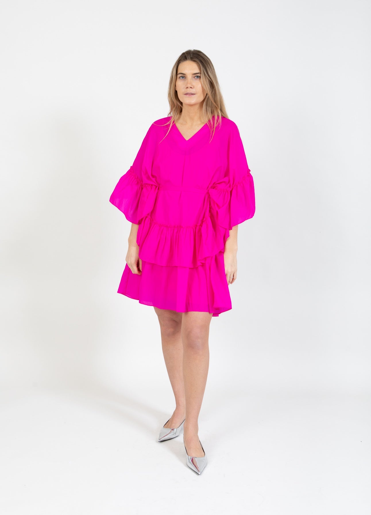 Coster Copenhagen KLEID MIT GROßER RÜSCHE Dress Bright pink - 663