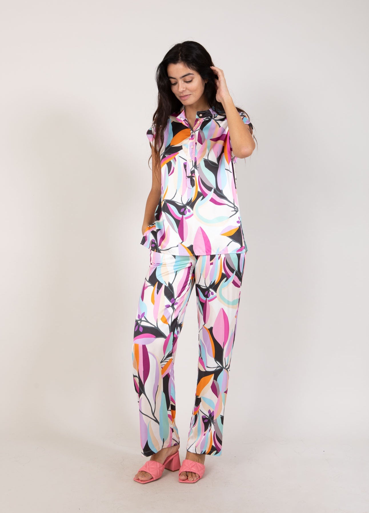 Coster Copenhagen WEITE HOSE MIT MEHRBLÄTTERNDRUCK – SILLE FIT Pants Multi leaf print - 909