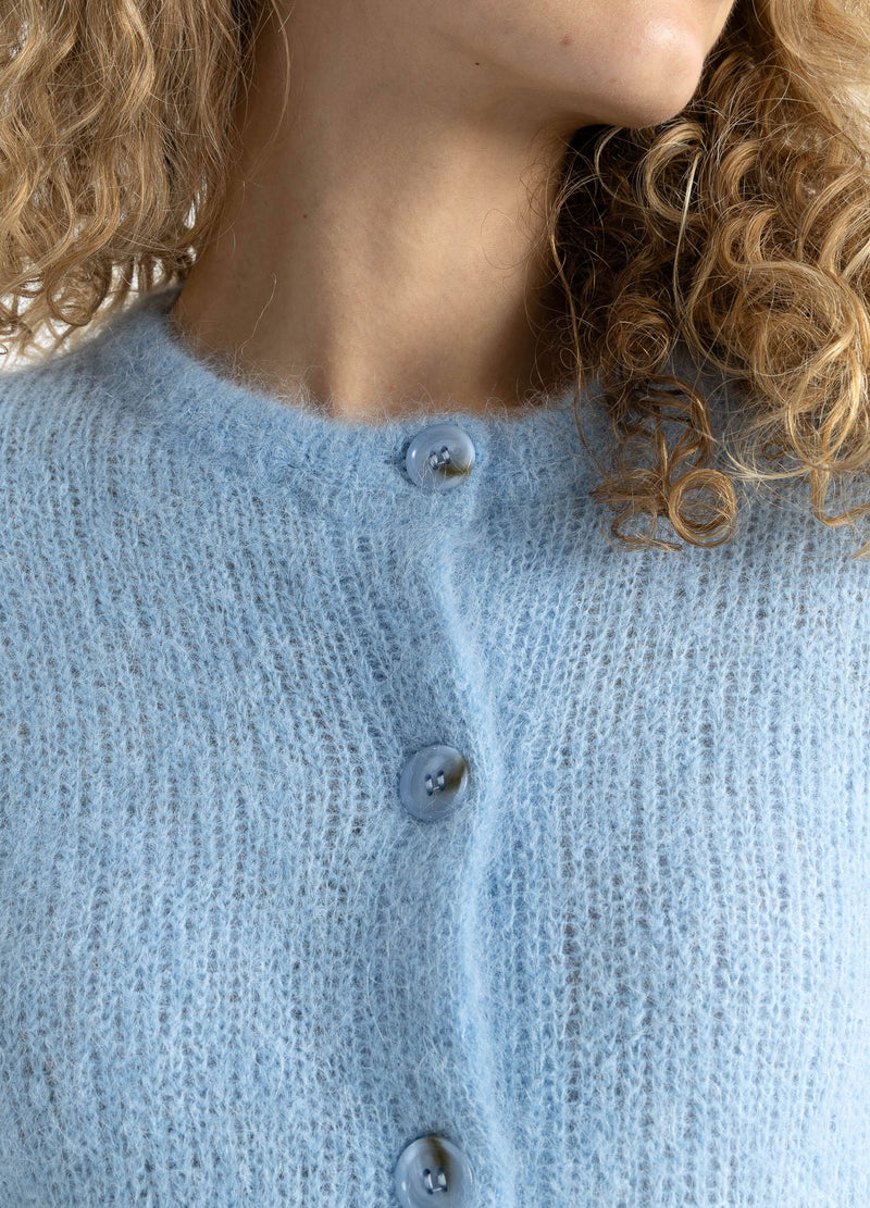 Coster Copenhagen GESTUTZTE STRICKSTRICKJACKE IN ALPAKA Knitwear Pastel blue - 538
