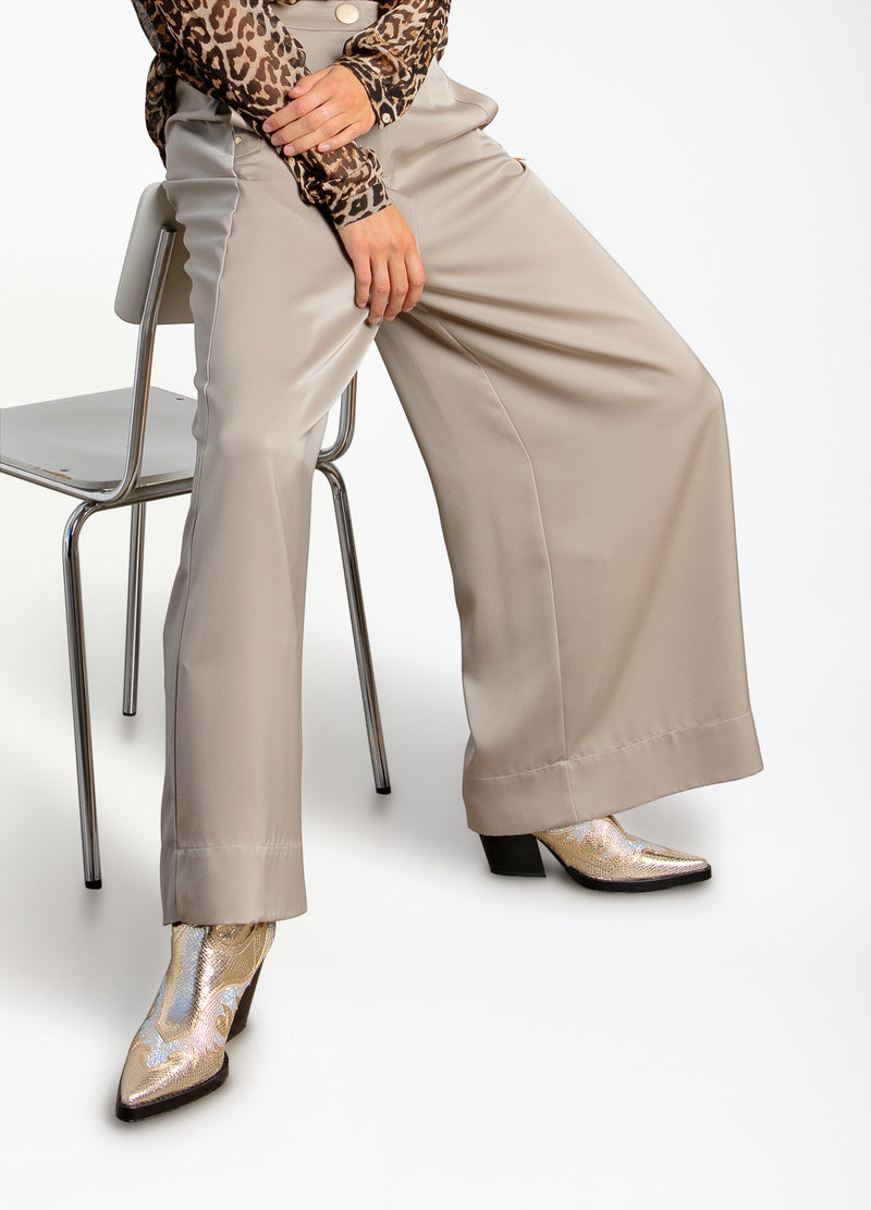 Coster Copenhagen GLÄNZENDE WEITE HOSE MIT HOHER TAILLE - PETRA PASSFORM Pants Grey sand - 241