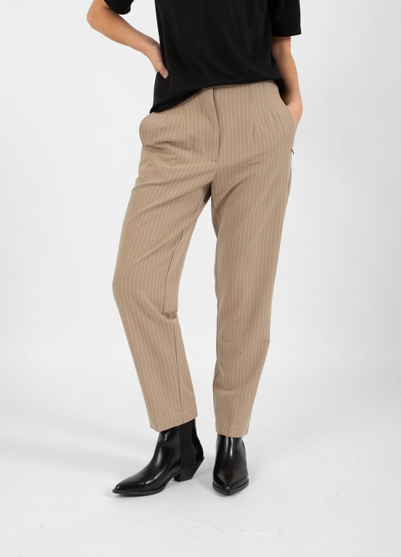 Coster Copenhagen HOSE - STELLA FIT Pants Sand white stripe - 993