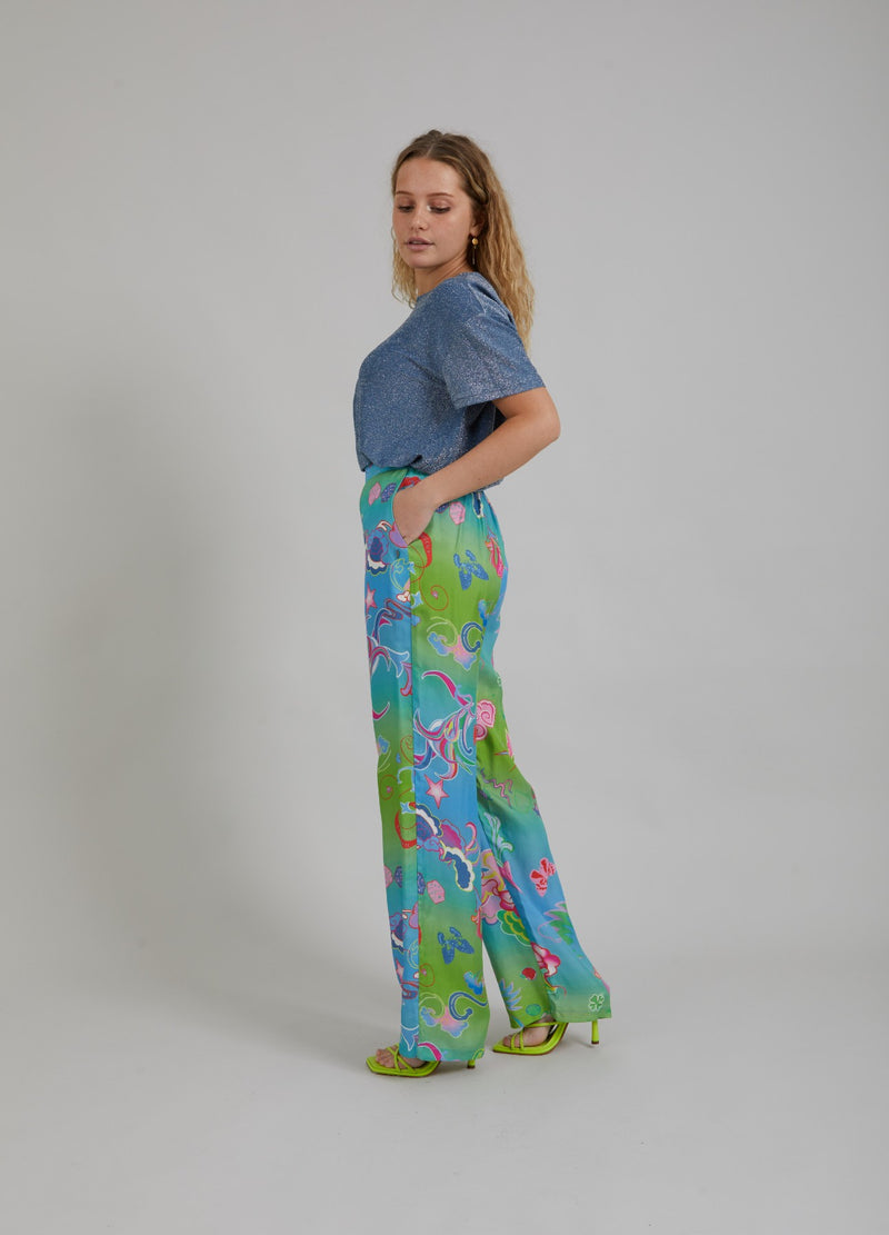 Coster Copenhagen HOSE MIT SPIEL AUF DRUCK - SILLE FIT Pants Game on print - 901
