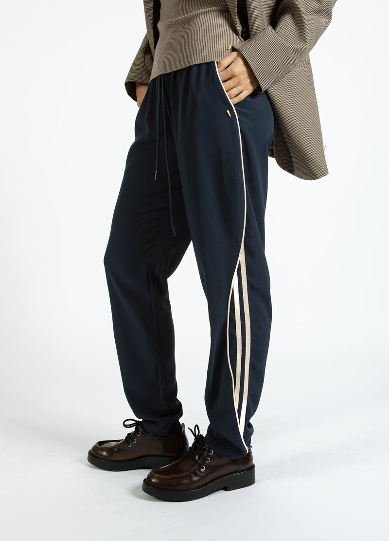 Coster Copenhagen LOCKERE SPORTLICHE HOSE - SILLE PASSFORM Pants Navy/off white - 566