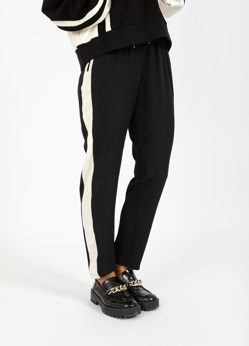 Coster Copenhagen SPORTLICHE HOSE MIT SEITENSTREIFEN - SILLE-PASSFORM Pants Creme / black - 177